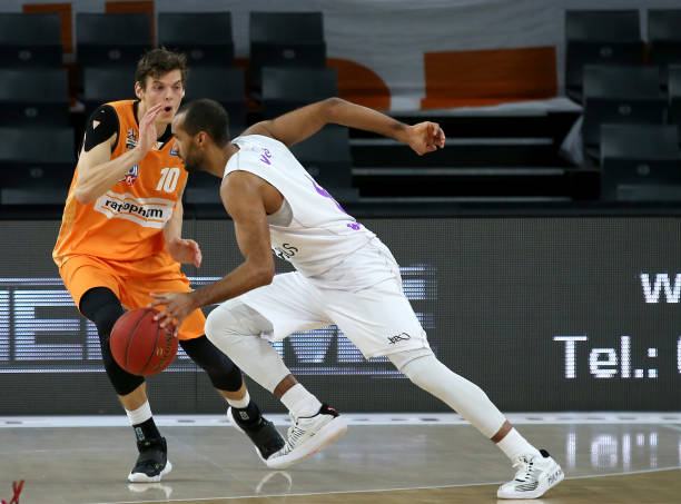 攻与防守间 攻与防守间